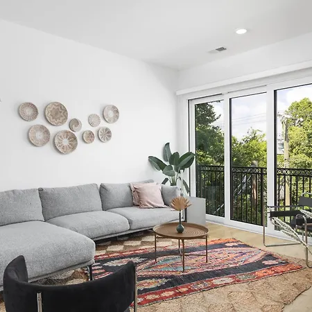 Luxury 2 Bedroom Condo Walk To Coffee And Restaurants